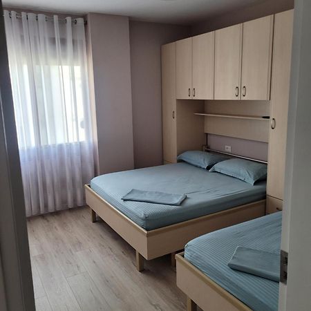 Orange Apartment Golem  Luaran gambar
