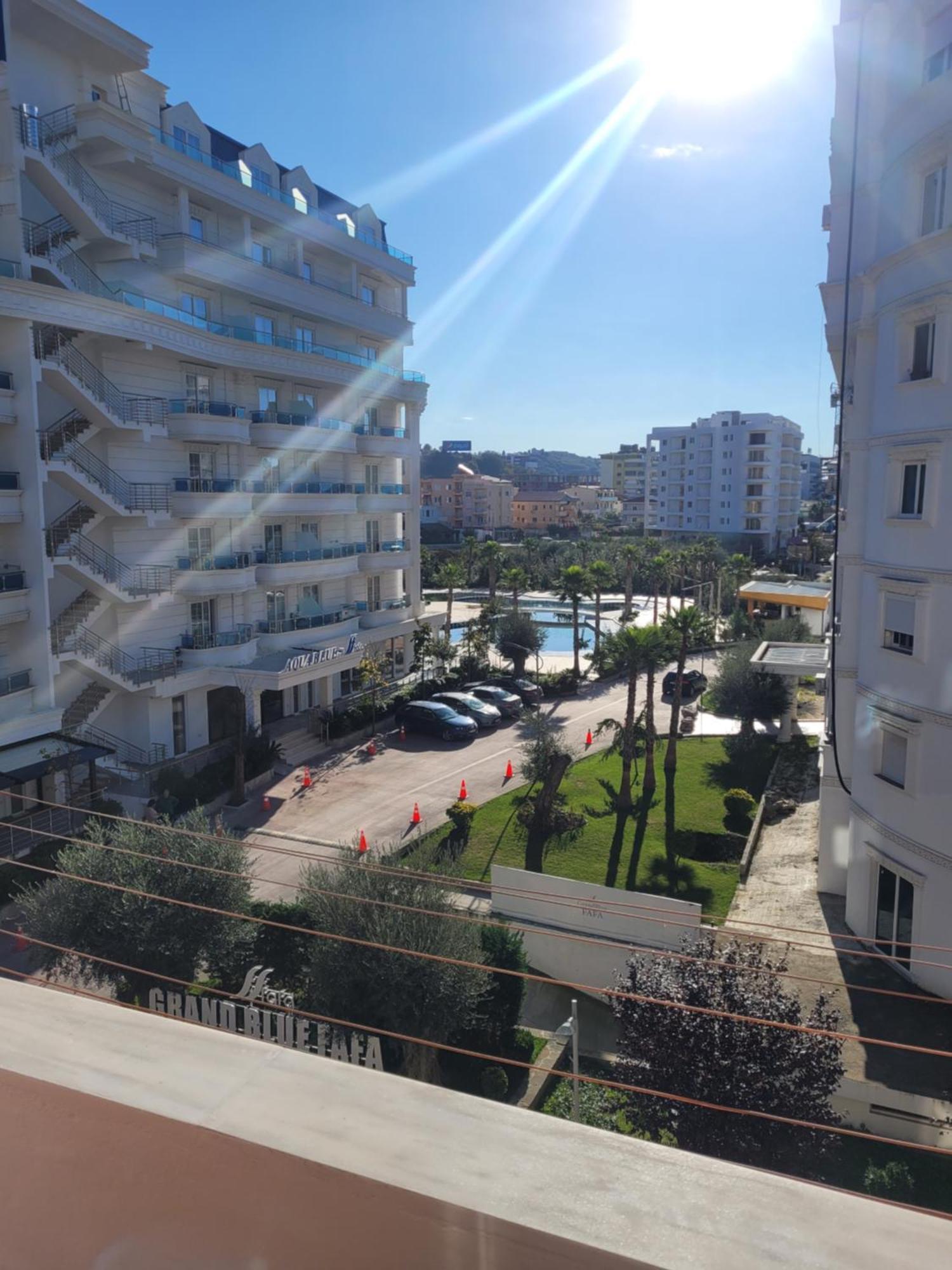 Orange Apartment Golem  Luaran gambar