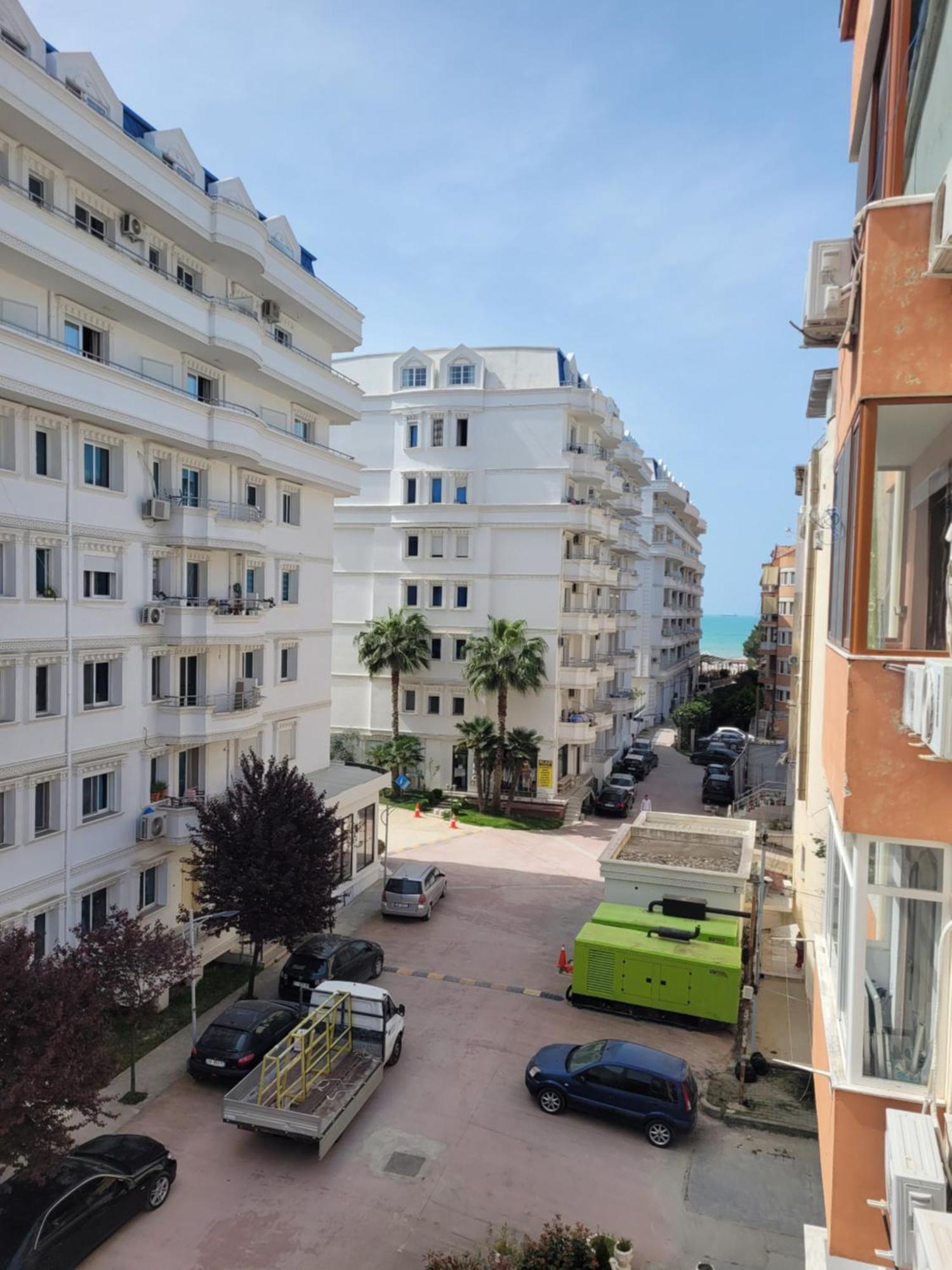 Orange Apartment Golem  Luaran gambar