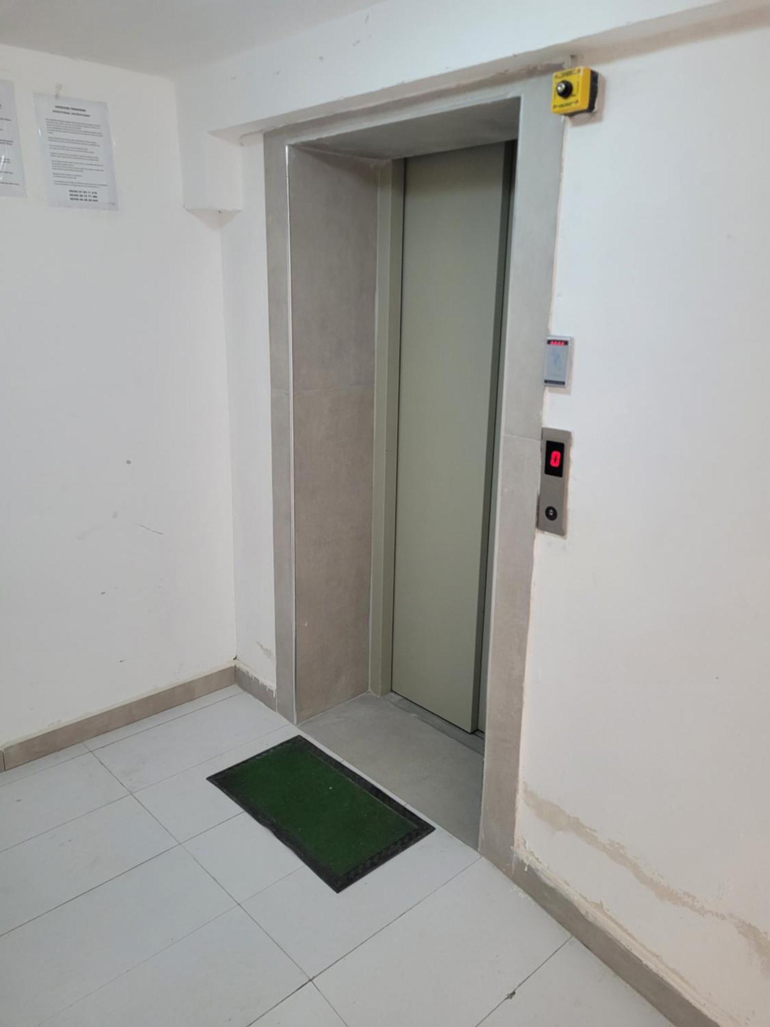Orange Apartment Golem  Luaran gambar