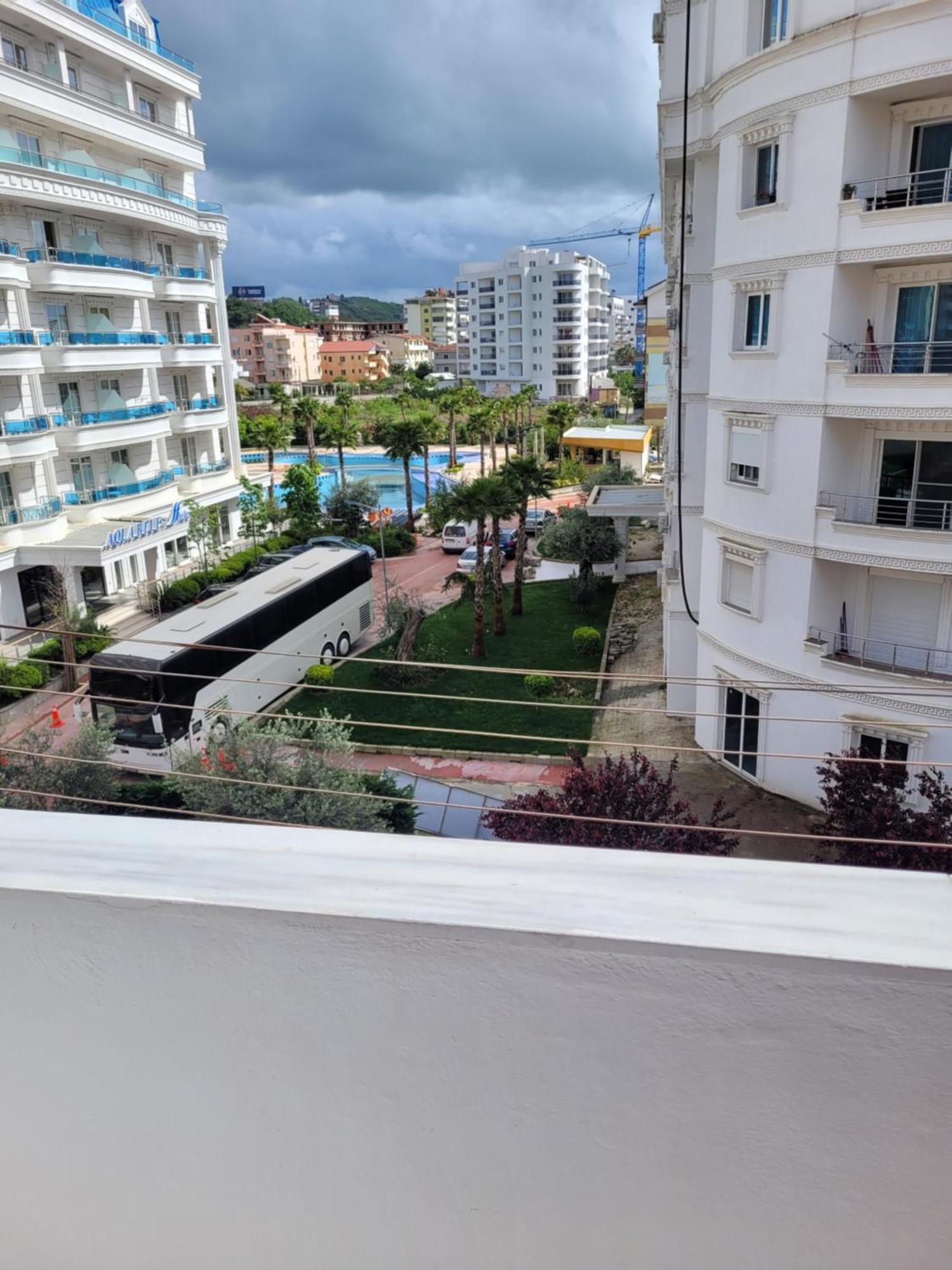 Orange Apartment Golem  Luaran gambar
