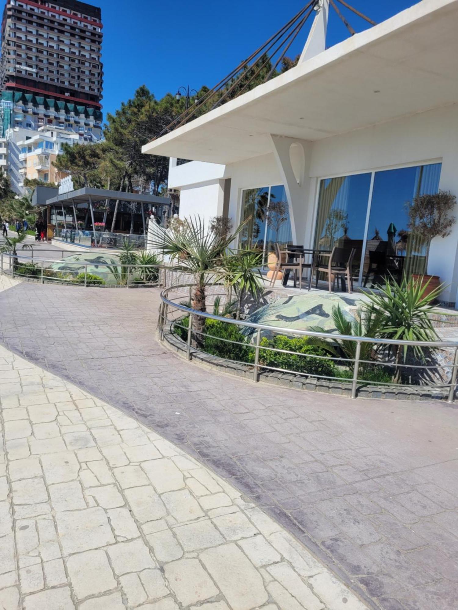 Orange Apartment Golem  Luaran gambar