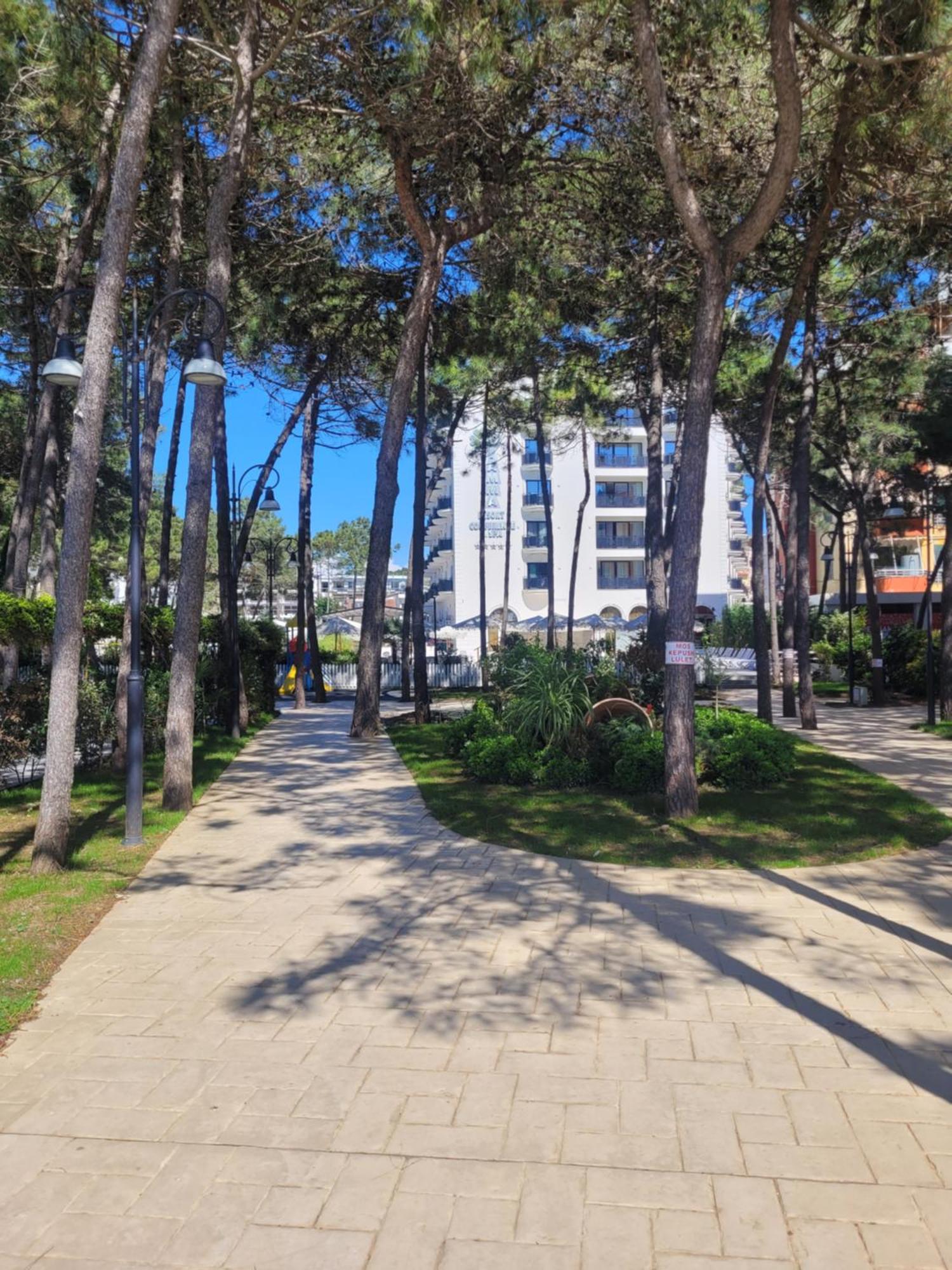 Orange Apartment Golem  Luaran gambar