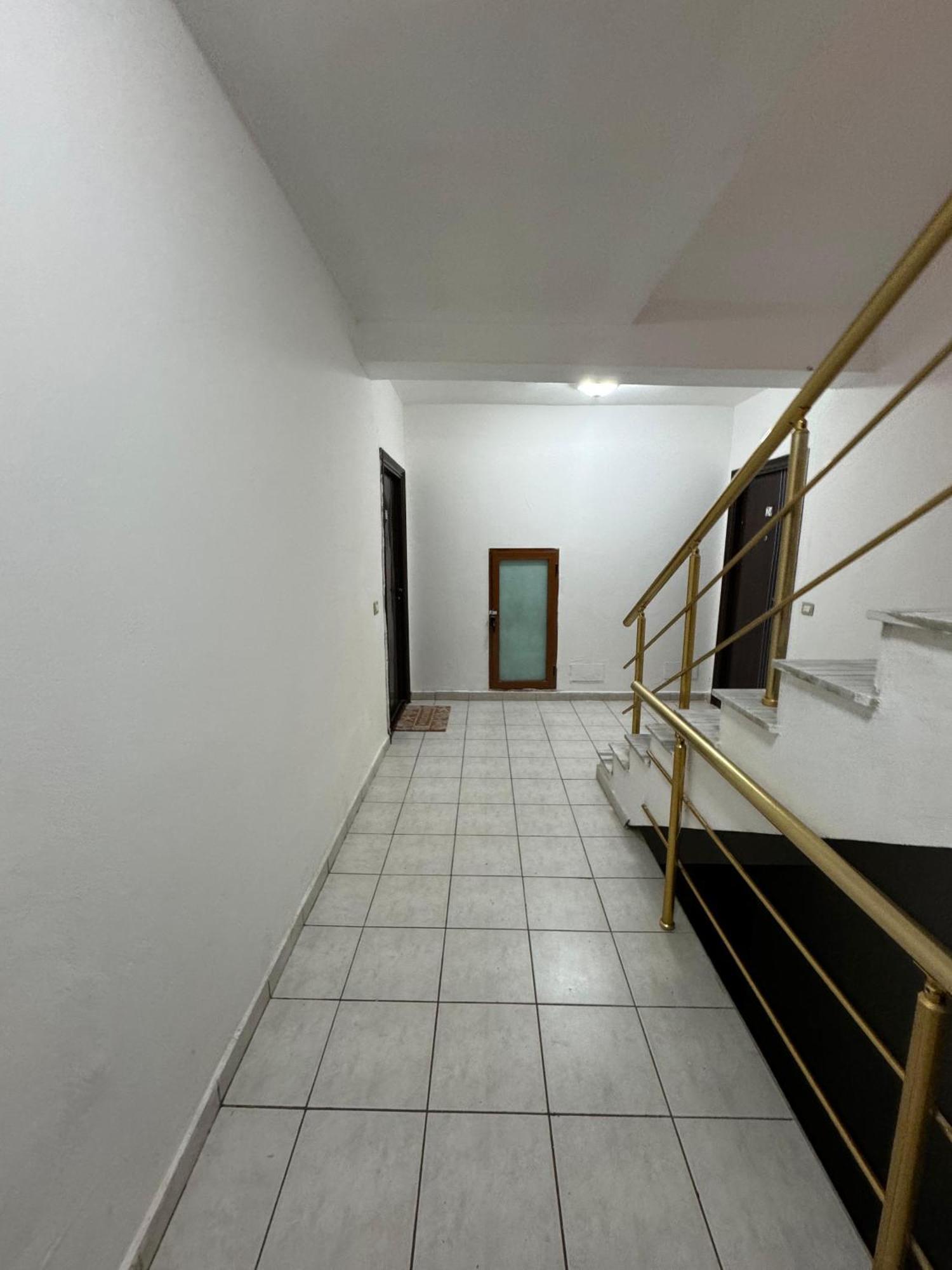 Orange Apartment Golem  Luaran gambar