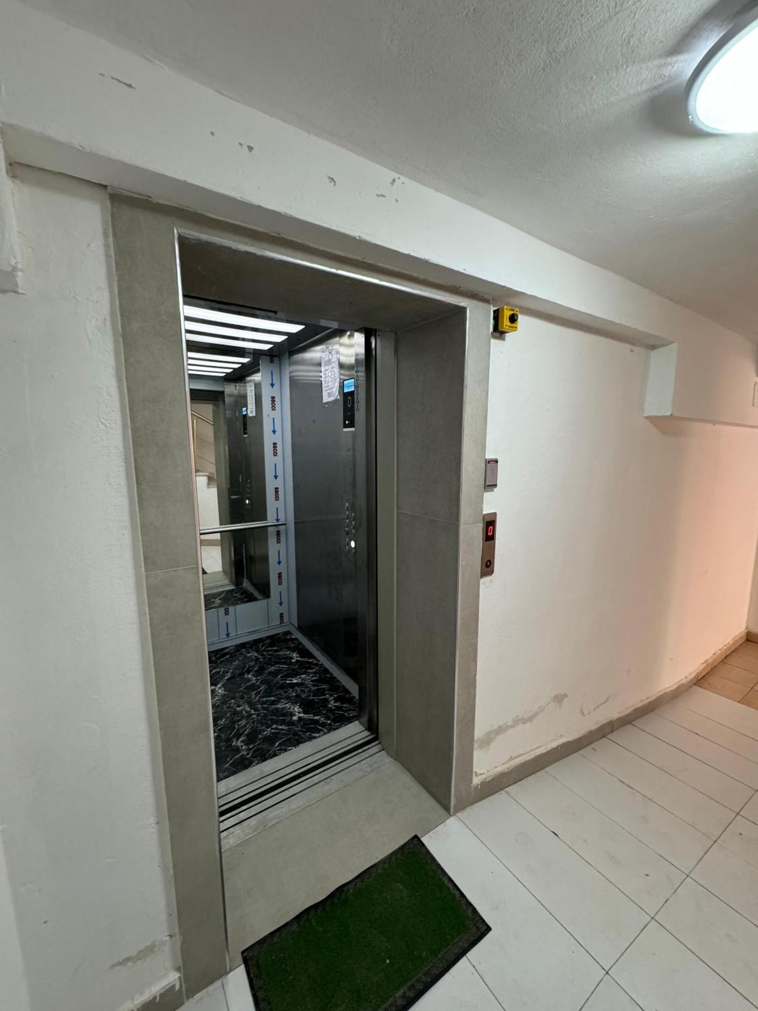 Orange Apartment Golem  Luaran gambar
