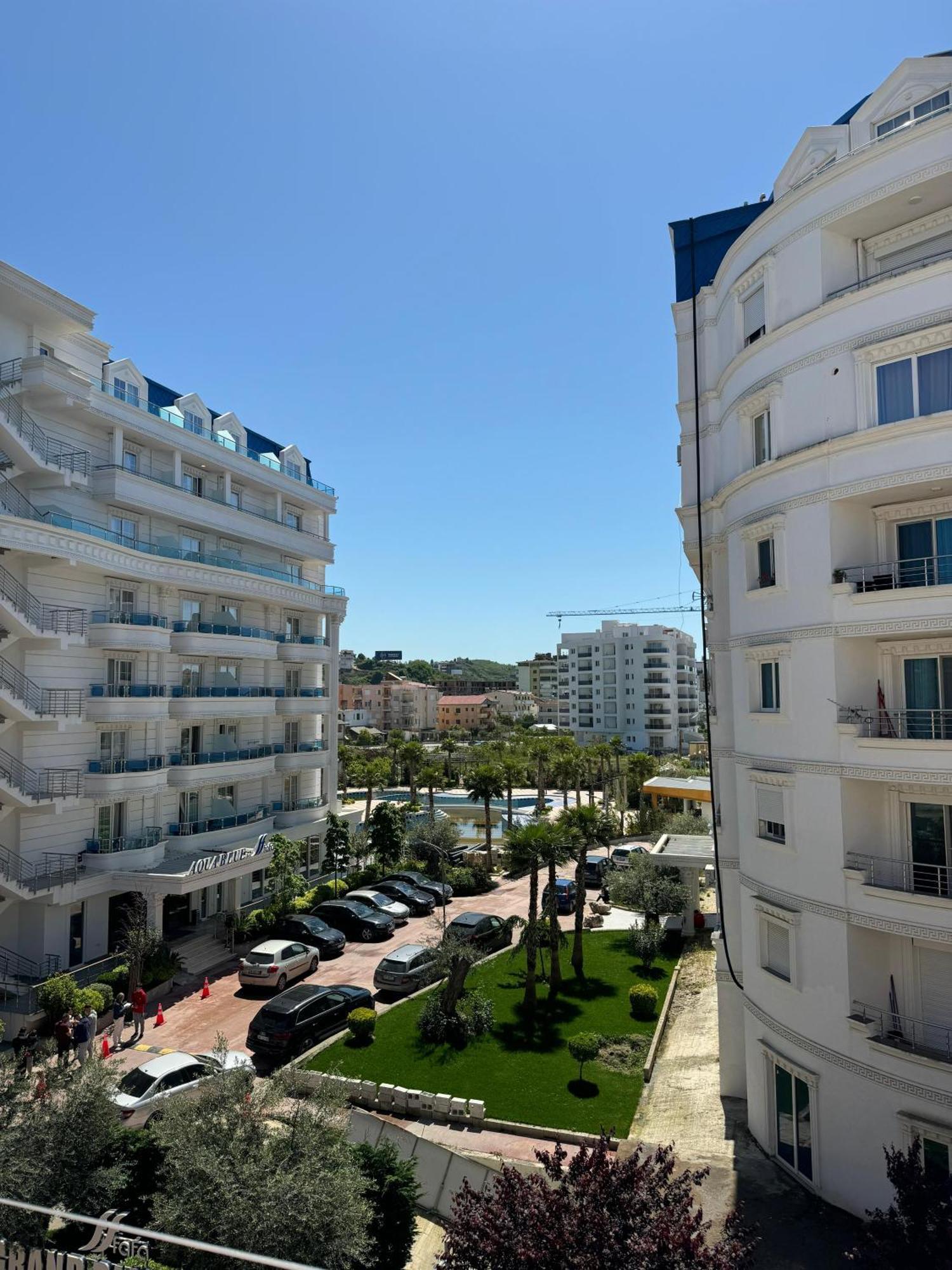 Orange Apartment Golem  Luaran gambar