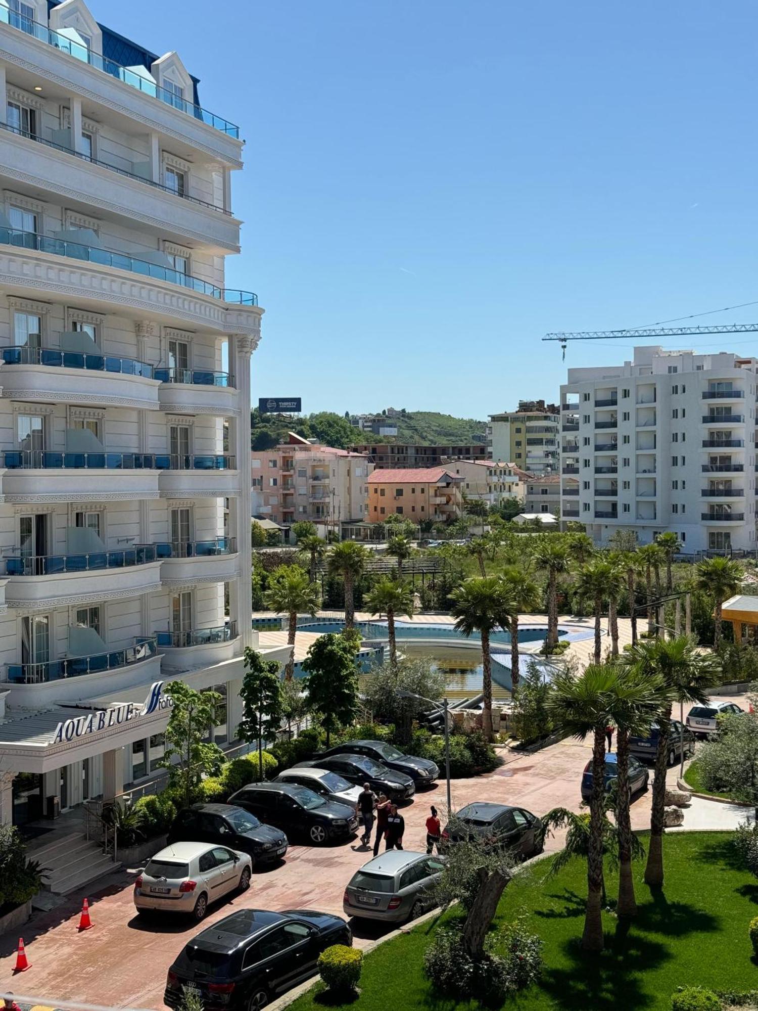 Orange Apartment Golem  Luaran gambar