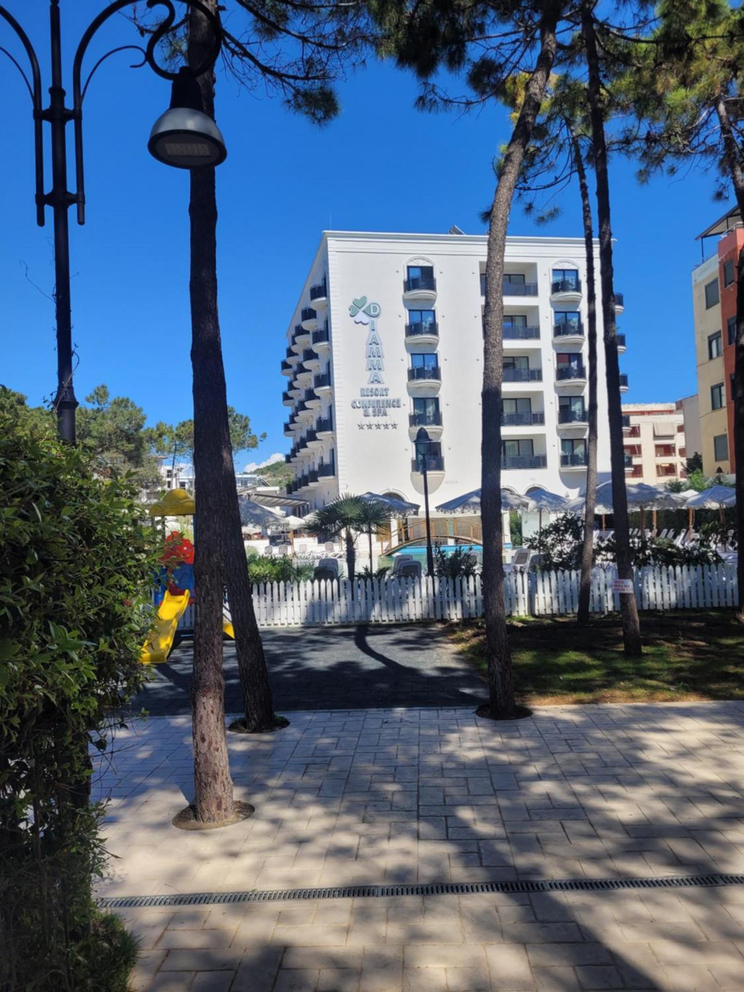 Orange Apartment Golem  Luaran gambar