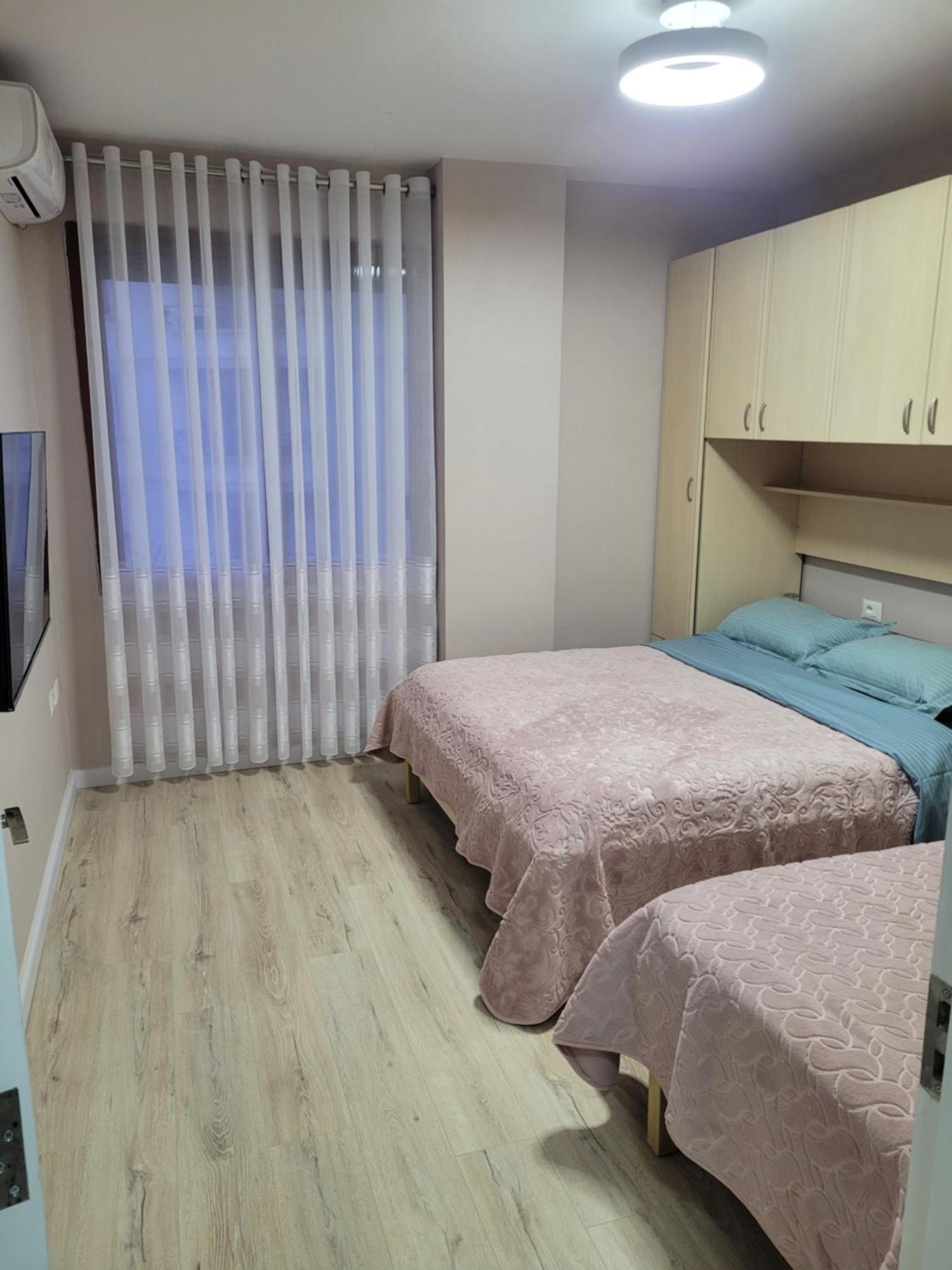 Orange Apartment Golem  Luaran gambar