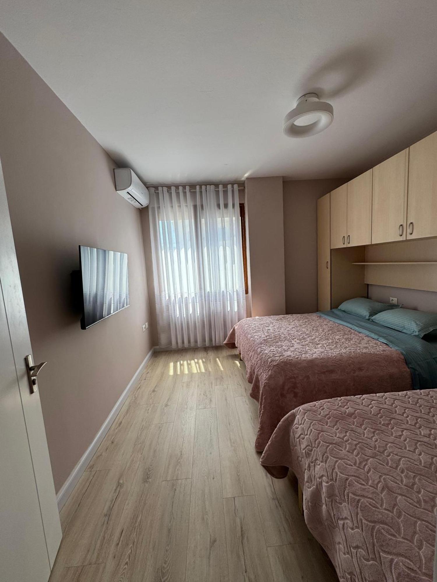 Orange Apartment Golem  Luaran gambar