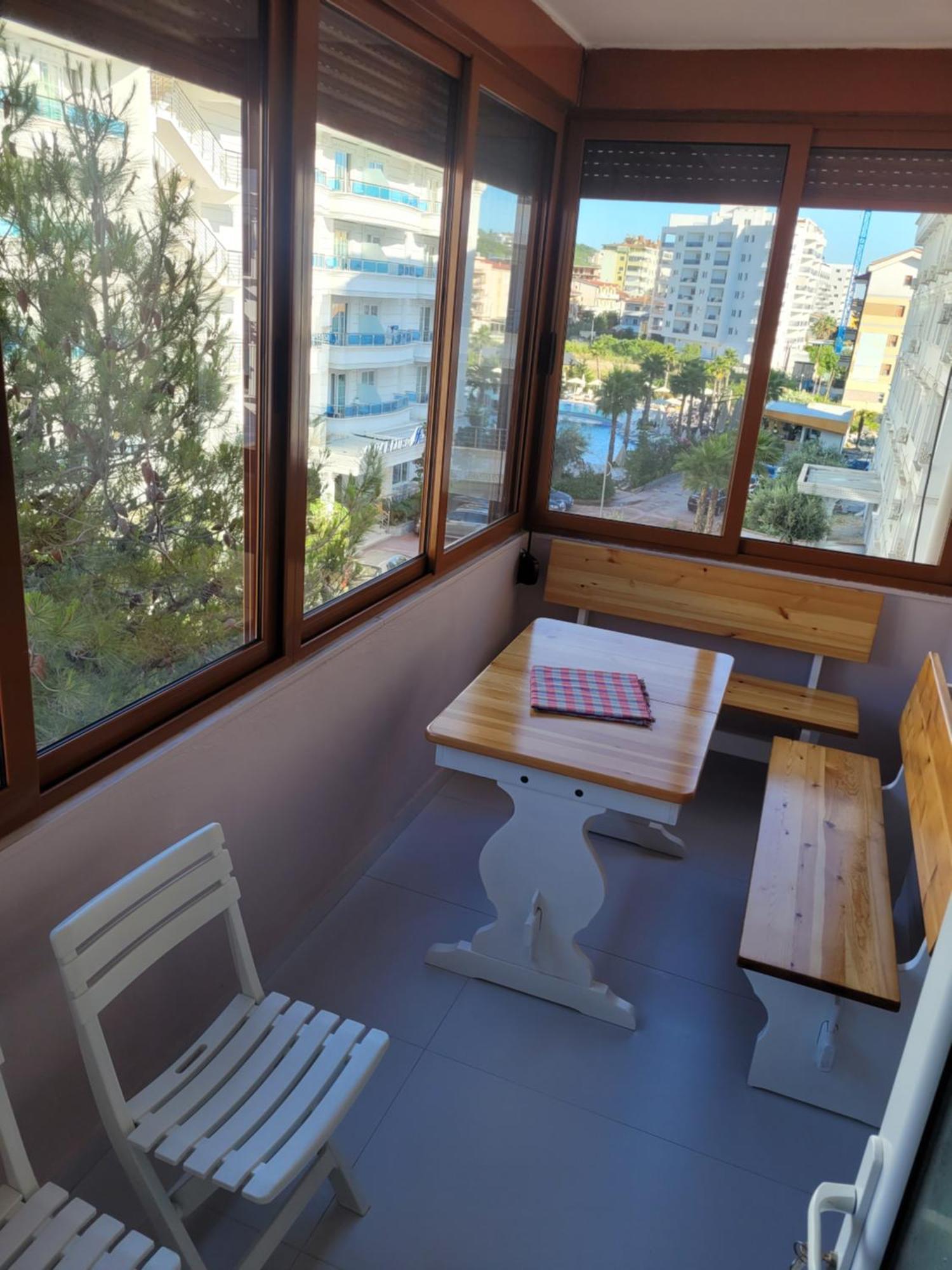 Orange Apartment Golem  Luaran gambar