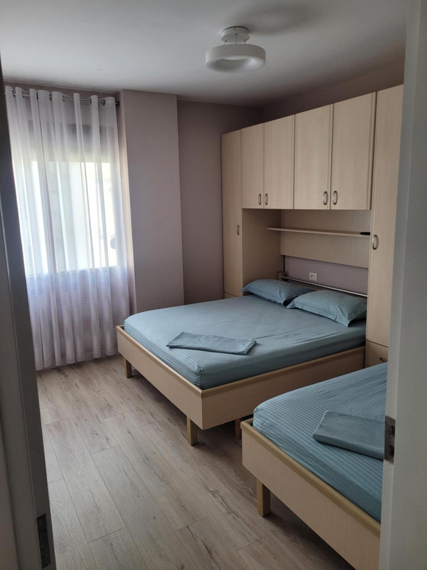 Orange Apartment Golem  Luaran gambar