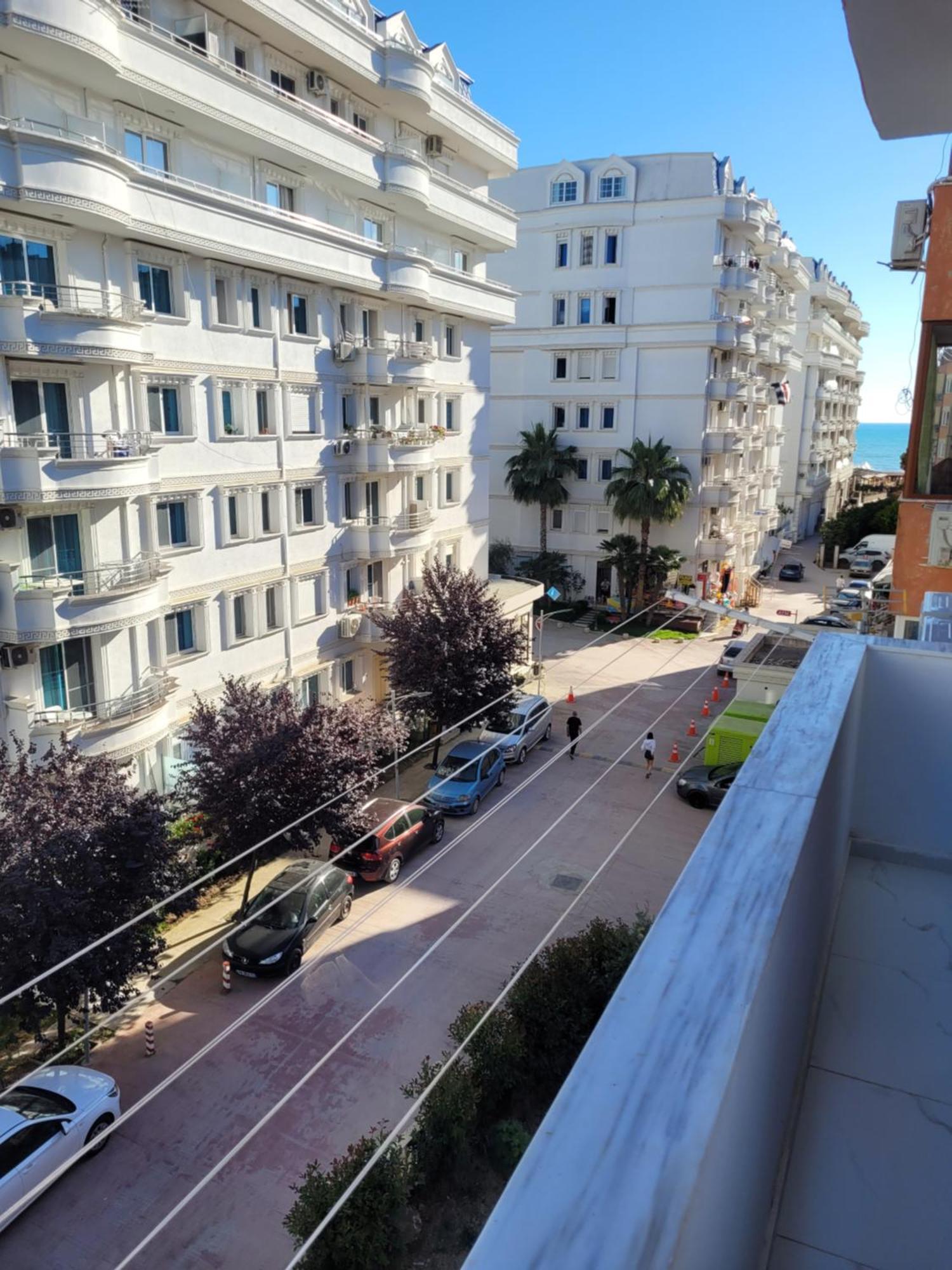 Orange Apartment Golem  Luaran gambar